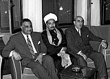 Jemens Kronprinz al-Badr zwischen Ägyptens und Syriens Präsidenten Nasser (links) und Quwatli (rechts), denen er im Februar 1958 in Damaskus zur VAR-Gründung gratuliert