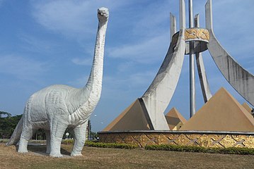 Locally reconstructed sauropod Tangvayosaurus gần vòng xoay Savannakhet