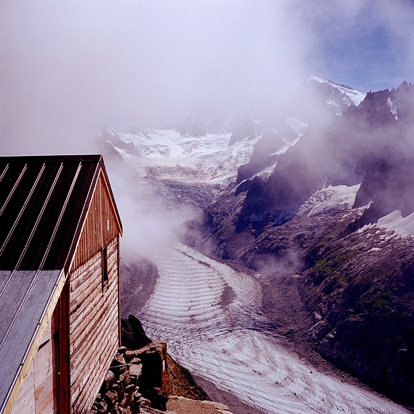 File:Refuge de la Charpoua - 8714720401.jpg