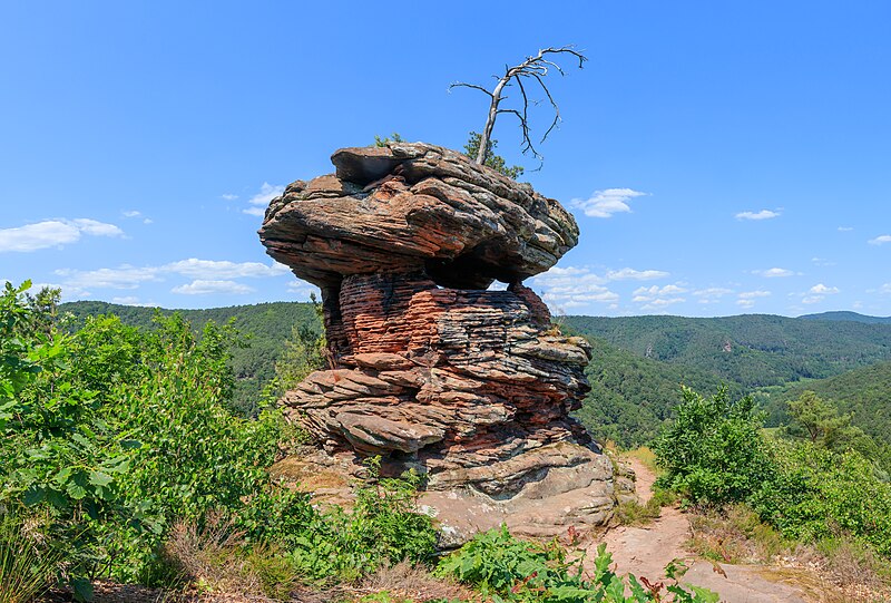 File:Runder Hut - Wernersberg 01.jpg