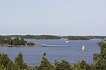 En båt på väg mot Svensksund. Fotograferad från utsiktstornet på Luotsi-Kuusinen.