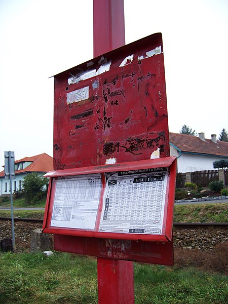 File:Rymaně, autobusová zastávka u železniční zastávky, jízdní řád.jpg