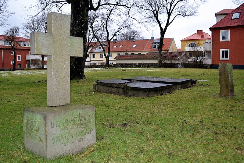 File:Södra kyrkogården Varberg 2011 h.JPG