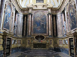 La cappella maggiore di Santa Maria Maddalena dei Pazzi[23] (Firenze), esempio di a cappella spettacolo, progettata da Ciro Ferri, che dipinse anche la pala centrale;  i fianchi sono di Luca Giordano, 1667-1685