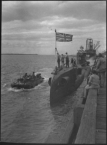 File:SLNSW 32864 Submarine HMS Thorough.jpg