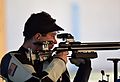 Daniel Lowe med skytebriller under en konkurranse i 50 meter rifle