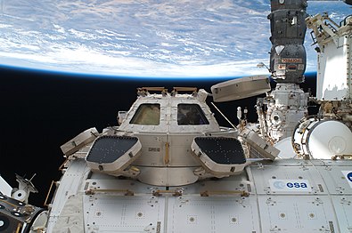 Aufnahme der Erde von der ISS in 400 km Höhe aus (Lage des Horizonts nahe Bildmitte; gerade horizontale Vergleichlinien im Vordergrund)