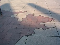 Carte du Nouveau Monde en grès encastrée dans le sol de la place Charles-de-Gaulle à Saint-Dié-des-Vosges