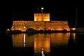 510) Le fort Saint Nicolas et son phare en fonctionnement à l'entrée du port de Rhodes, la nuit. Rhodes, Grèce. 8 mai 2011.