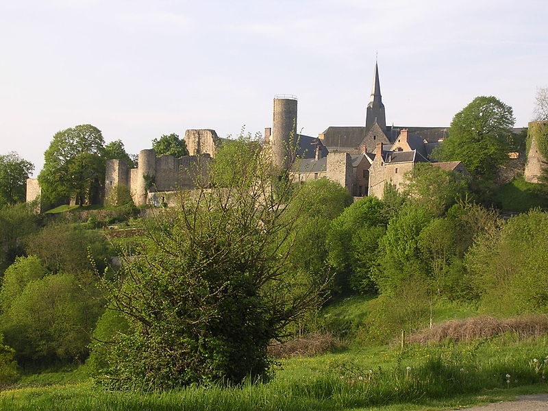 File:Sainte-Suzanne Panorama nord.JPG