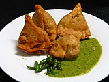 Samosa servido con chutney.