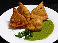 כיסוני סמוסה, מאכל הודי מסורתי המוגש עם מטבל כוסברה ופלפל ירוק חריף. לרוב נאכל כמנה ראשונה.