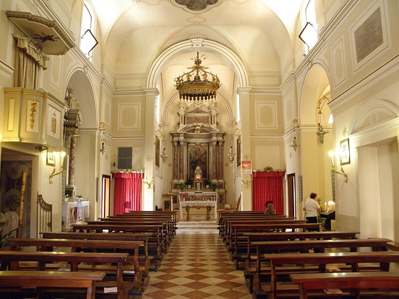 File:San Pietro, interno (Campagna Lupia).JPG