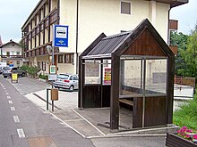 La fermata dell'autobus nel centro di Sarnonico