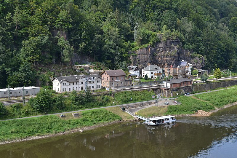 File:Schöna - nádraží, pohled z Labské vyhlídky obr01.jpg