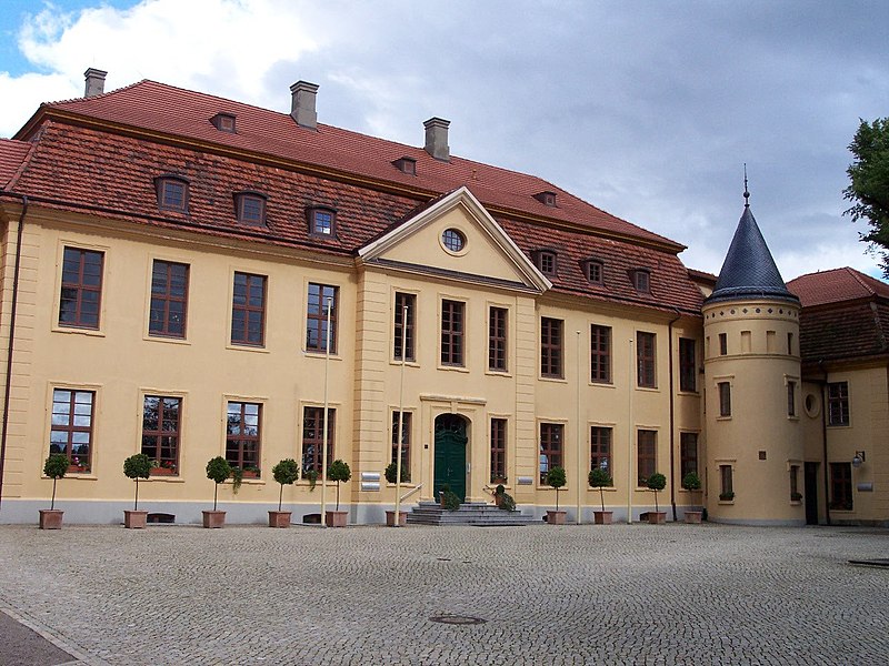 File:Schloss stavenhagen august2005.jpg