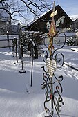 Schmiedeeiserne Grabkreuze auf dem Friedhof