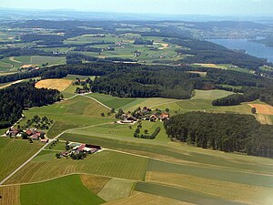 Ilmakuva harjusta, 700 m korkeasta tasangosta näkyy etualalla.