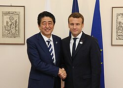 Shinzō Abe és Emmanuel Macron a G7-en, 2017. május 26.