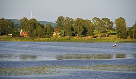 Fritidsfiske i Sjötorpasjön. I bildens vänstra kant syns Sjögården och Ålleberg.