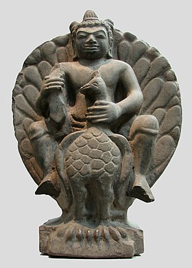Skanda sur sa monture Paravani. Statue de grès datée du VIIe siècle ou VIIIe siècle, issue de la province de Prey Veng (Cambodge) et exposée au Musée Guimet.