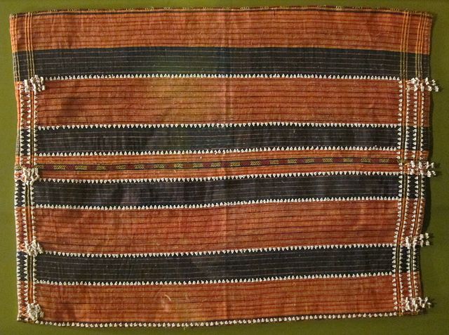 640px-Skirt_from_northern_Luzon,_late_1990s,_cotton,_glass_beads,_plain_weave,_warp-faced,_Honolulu_Museum_of_Art.JPG (640×477)