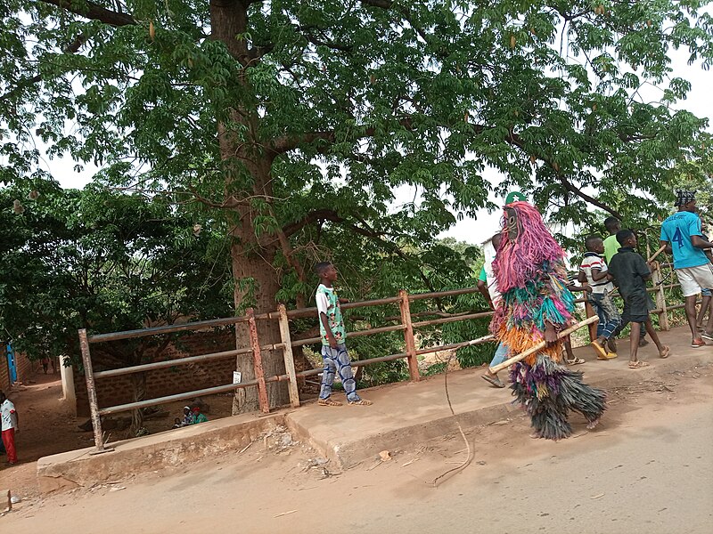 File:Sortie des masques à Bobo Dioulasso 9.jpg