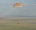 Návratový modul Sojuzu klesá na padáku