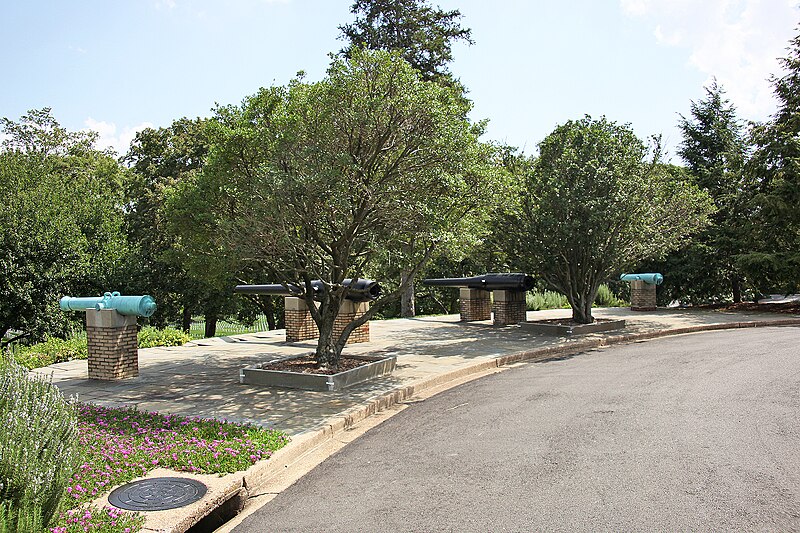 File:Spanish-American War Memorial - four cannon and plaza - Arlington National Cemetery - 2011.JPG