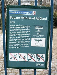 Panneau d'information sur le square.