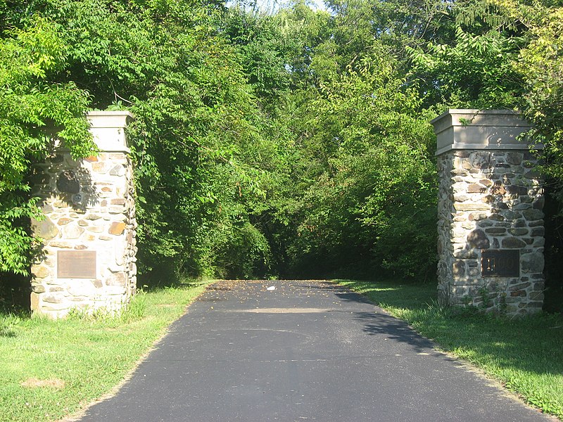 File:Squire's Glen Farm gates.jpg