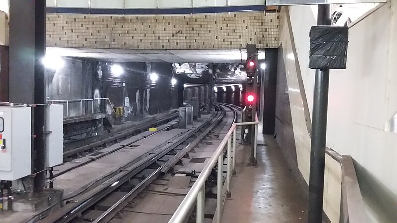 File:St Clair West southbound platform looking south at tracks and signal.jpg
