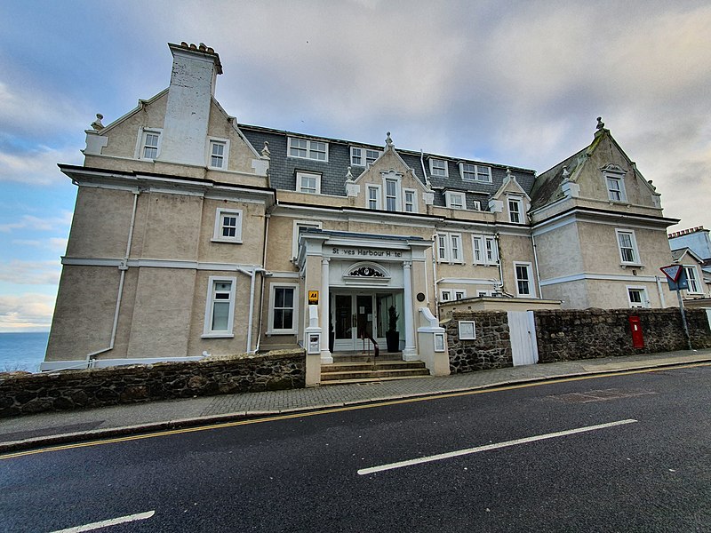 File:St Ives Harbour Hotel, February 2021.jpg