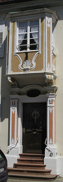 File:Stadt Apotheke in Kenzingen, Portal mit Erker.jpg