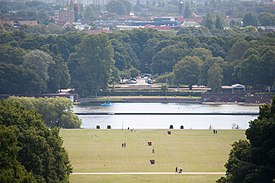 Lake and great meadow from afar Stadtpark (Hamburg-Winterhude).Blick vom Planetarium.240mm.30809.ajb.jpg