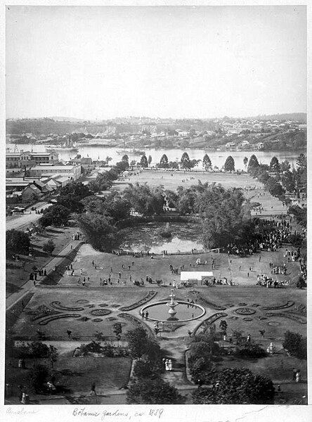 Queen's Park playing field (now City Botanic Gardens) at the far end