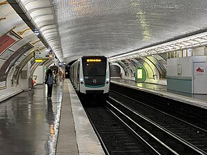 Rame MF 01 entrant en station en direction de Pont de Sèvres.