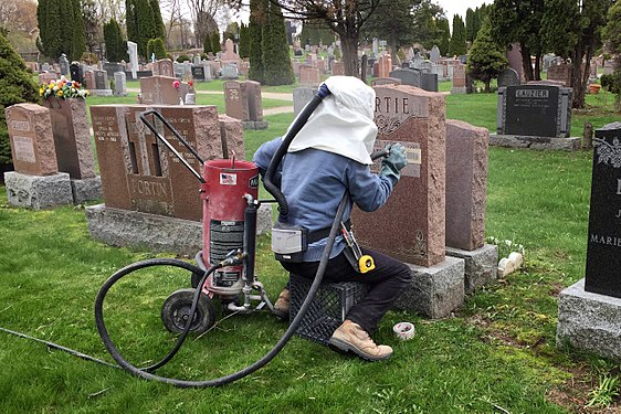 Tombstone engraver using sandblasting; graveur de pierre tombale au jet de sable