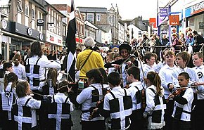 Persone con il vessillo della Cornovaglia in una festa patronale dedicata a San Pirano a Penzance