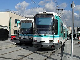 Dvě tramvaje ve stanici Les Courtilles v listopadu 2012.