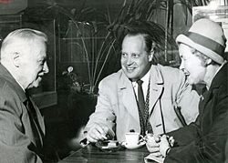 SDP:n puheenjohtaja Väinö Tanner, puolue­sihteeri Kaarlo Pitsinki ja kansan­edustaja Sylvi Siltanen vuonna 1961.