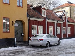 Bevarad bebyggelse i fastigheten Tapeten 9 vid före detta Hornskroken nr 1, 1900 och 2018.