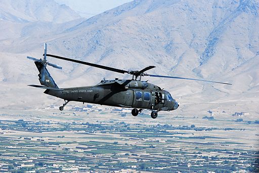  الافغان سيحصلون على مروحيات Black Hawk  512px-Task_Force_Falcon_UH-60_Black_Hawk_helicopters_transport_personnel_in_eastern_Afghanistan_130904-A-SM524-031