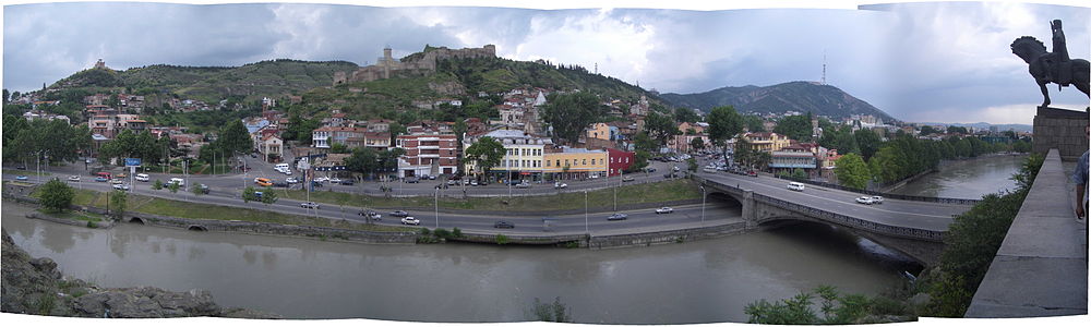 Panorama vido al la urbo trans la rivero