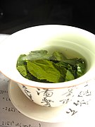 Thé vert en infusion dans un gaiwan.
