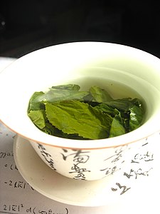 Feuilles de thé vert oolong en infusion dans un zhōng ou gaiwan (sans le couvercle).
