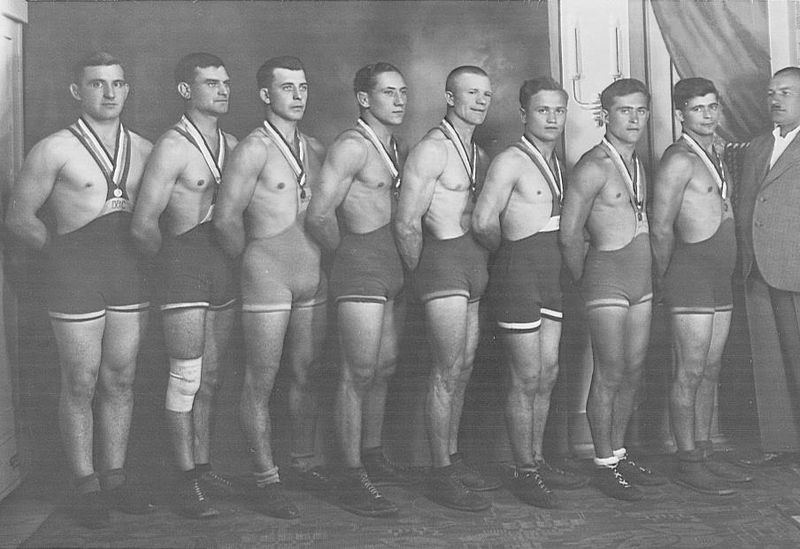 File:The old wrestling team of Dorog.jpg