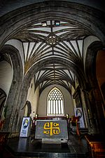 Photographie du chœur, de l'autel et du chevet d'une église.