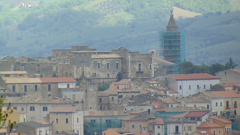 File:Tocco da Casauria con le impalcature al campanile di Sant'Eustachio.jpg