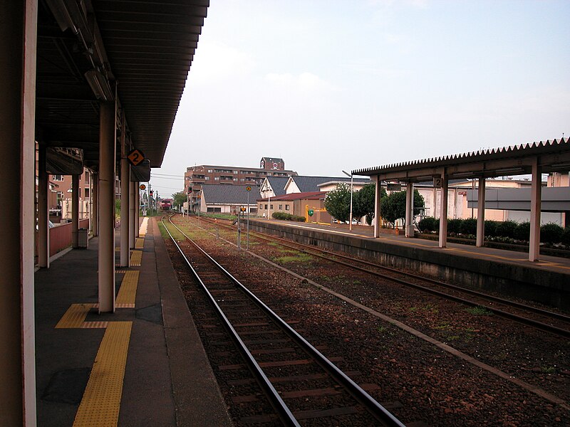 File:Tonami Station (platform).jpg